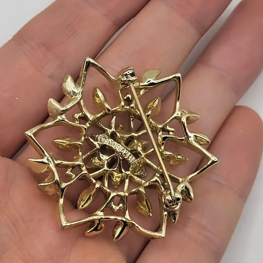 Vintage 1962 Sarah Coventry Canada 3D Gold Peta Lure Brooch 1.75in